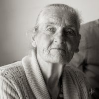 photo de Femme agée qui sourit en noir et blanc