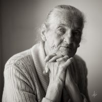 portrait de femme agée en noir et blanc